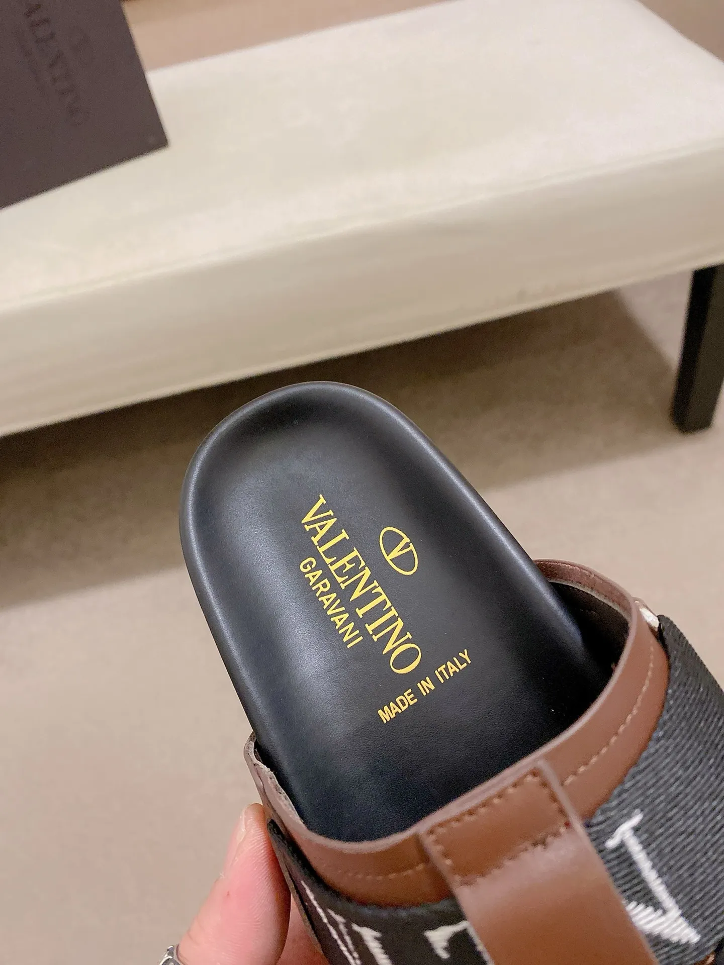 Men's shoes 💰: 480💰[Valentino] New couple 👫Boutique slippers, counter quality, classic plaid, the actual workmanship is quite complex🔰The uppers are made of imported fabrics➕🐑Sheepskin lining, which tests the craftsman's craftsmanship➕original PU outsole. Size: Women’s size: 35-44. Men's size 38-44 (can be customized to size 45, non-refundable)